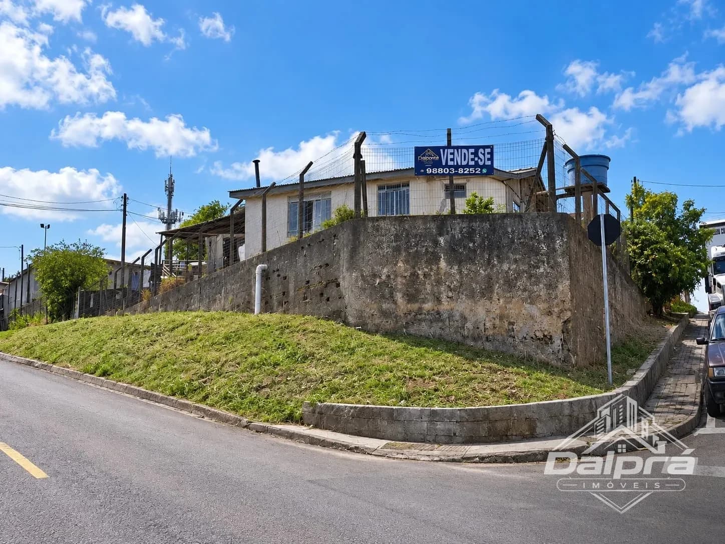 Imóvel localizado em esquina